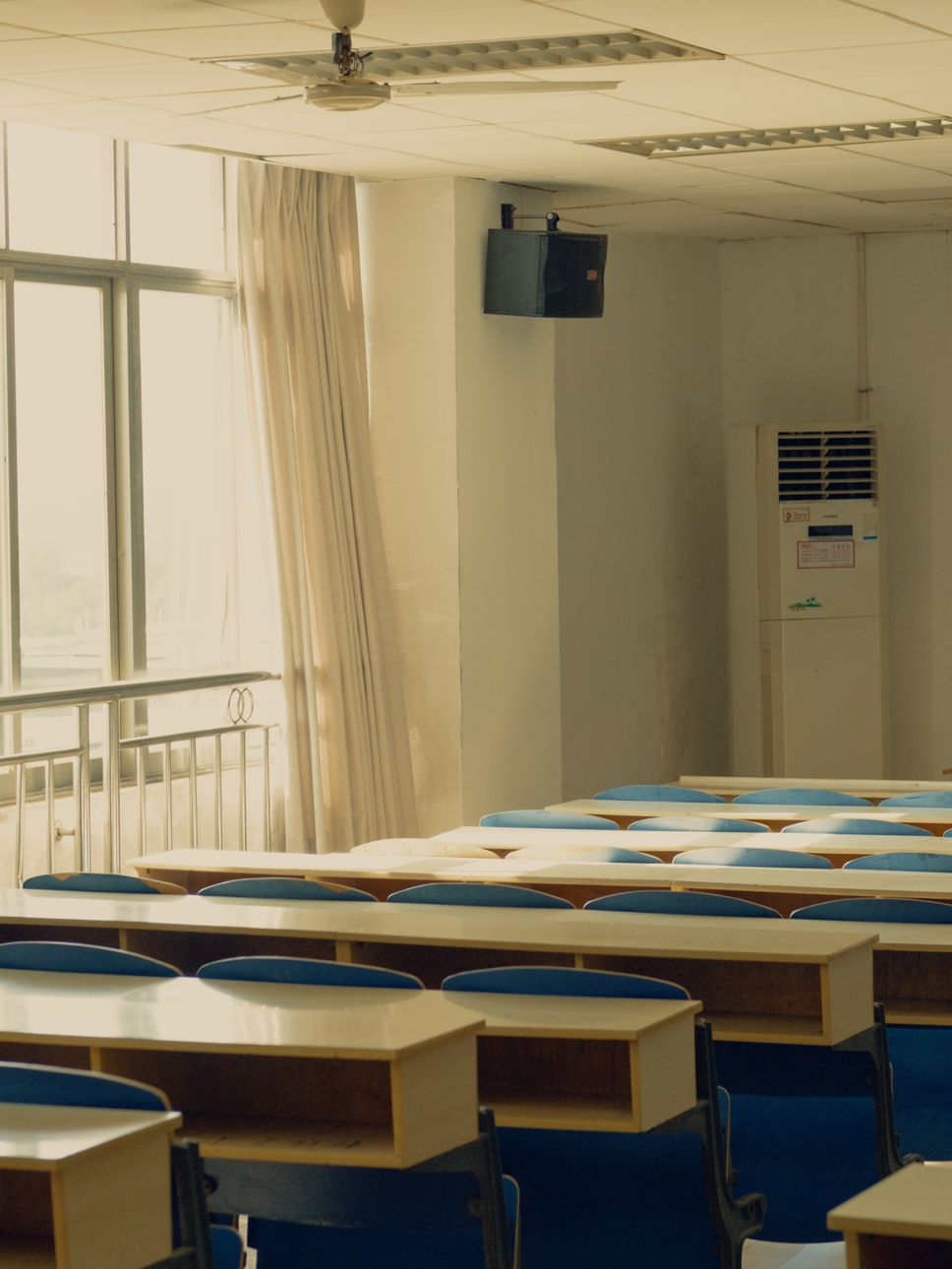 Illustrative image: learning space with desks and chairs.