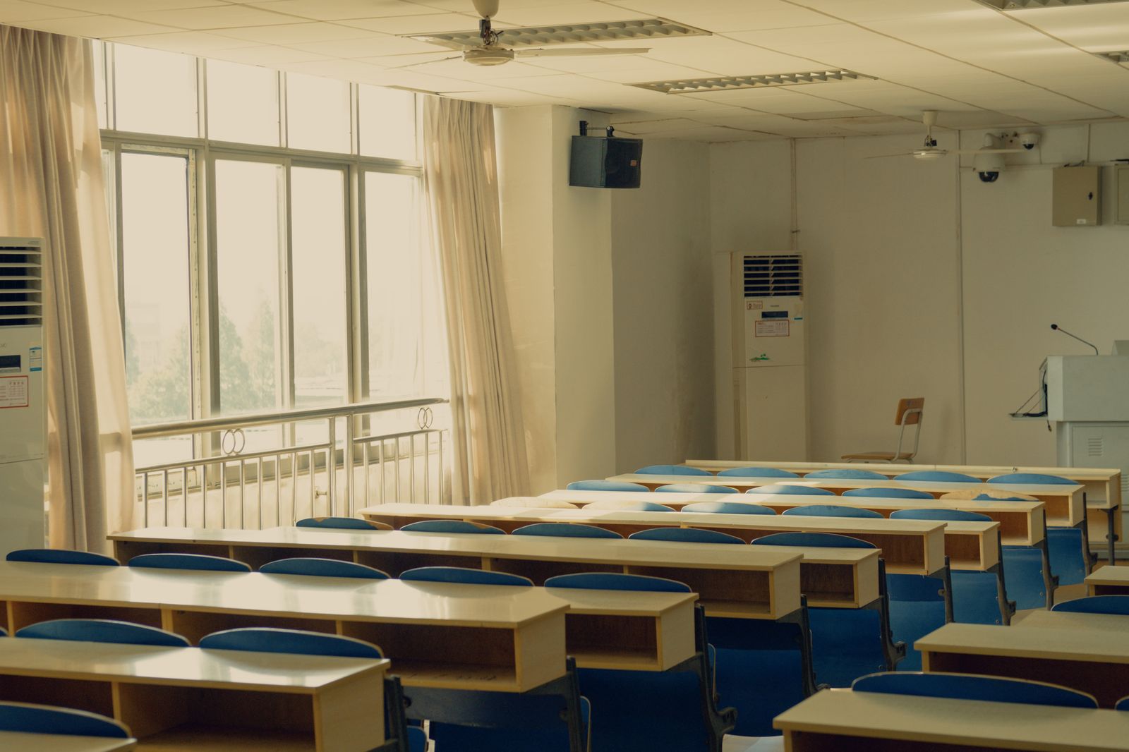 Illustrative image: learning space with desks and chairs.