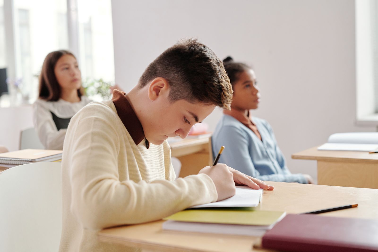 Imagen ilustrativa: estudiantes trabajando en sus cuadernos.