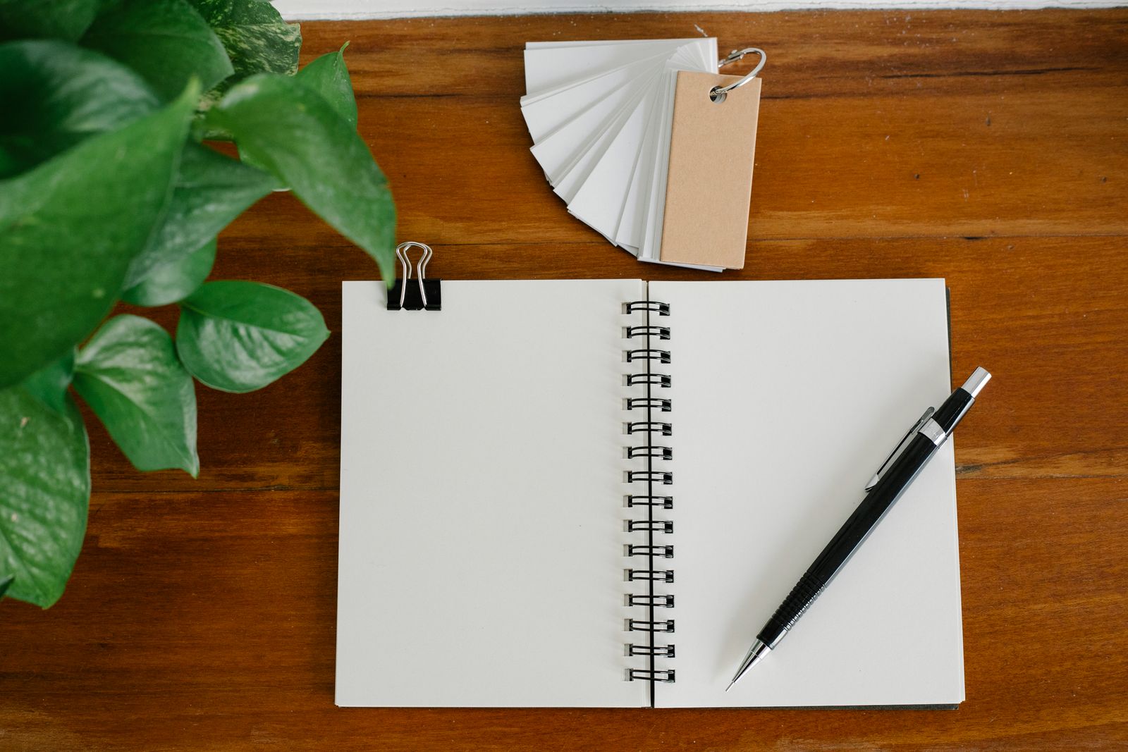 Imagen ilustrativa: materiales para escribir metas y proyectos personales.